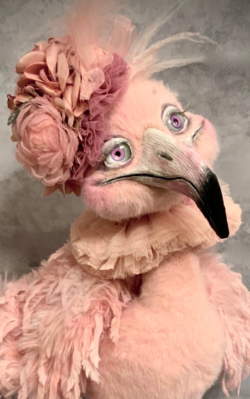 有货。 Lola 火烈鸟娃娃。 OOAK 毛绒玩具。泰迪熊艺术家娃娃，毛绒手工制作 - 摆饰 - 其他金属 粉红色