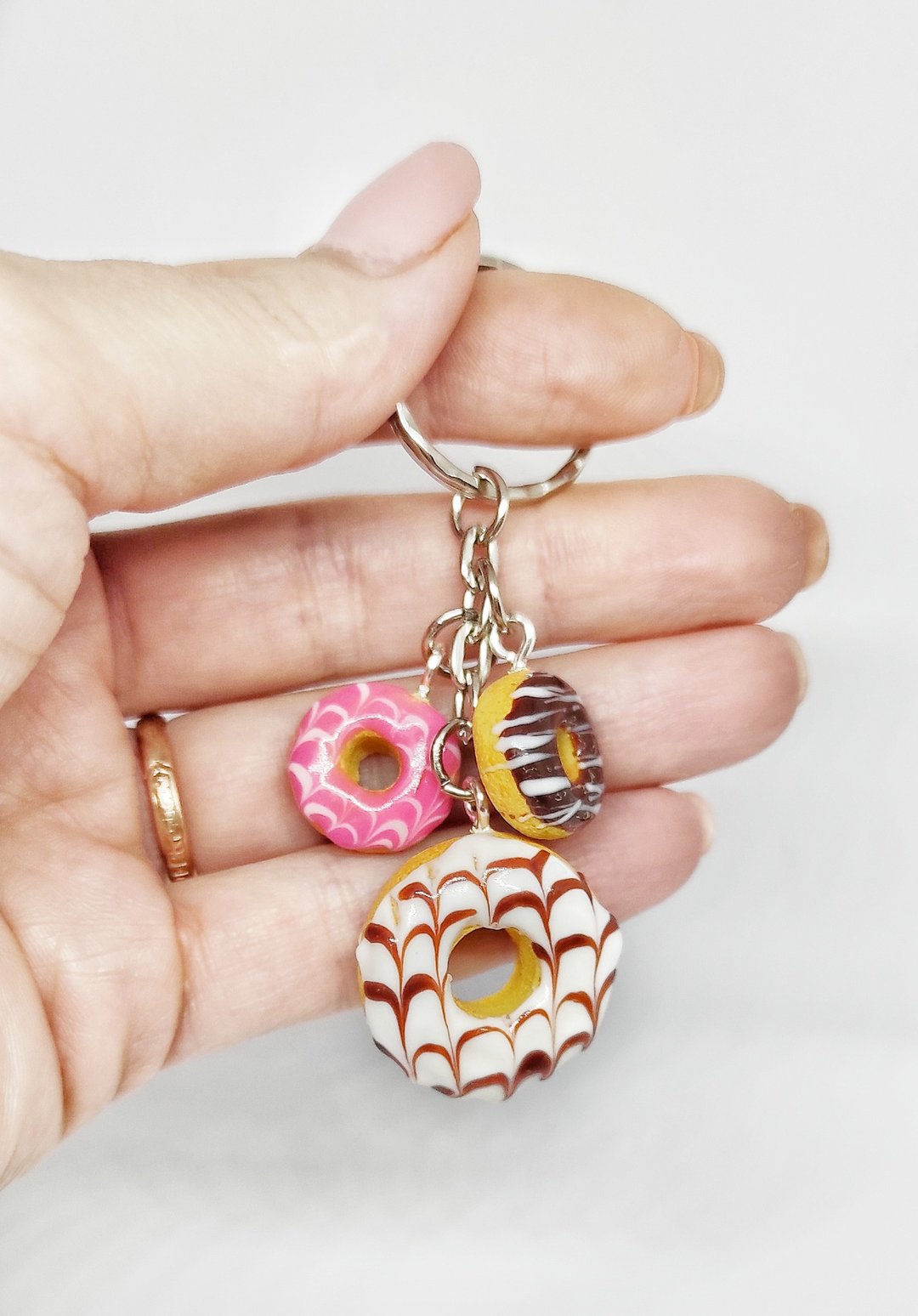 Donut on a keychain - food keychain - dessert keychain - gift idea - 钥匙链/钥匙包 - 粘土 