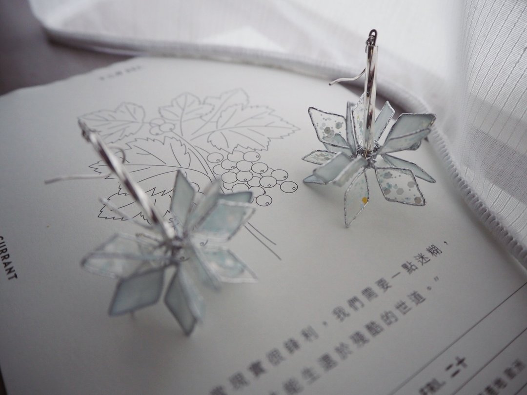 冰雪奇缘 雪花垂坠式树脂耳环 - 耳环/耳夹 - 树脂 蓝色