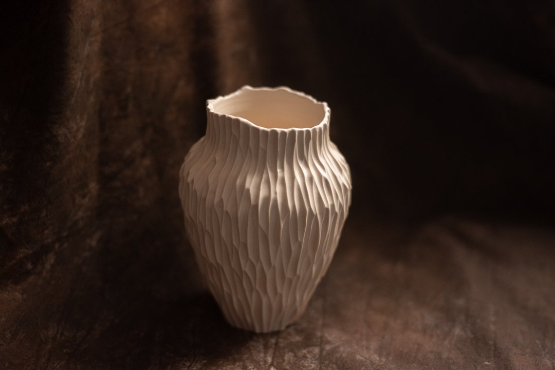 雾的原貌 割纹瓶 小 - 手作花器 - 花瓶/陶器 - 瓷 白色
