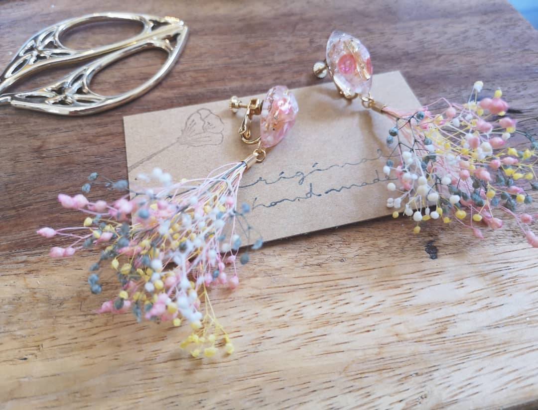 Flower bouquet and crystal earrings. hana no toiki - 耳环/耳夹 - 植物．花 粉红色