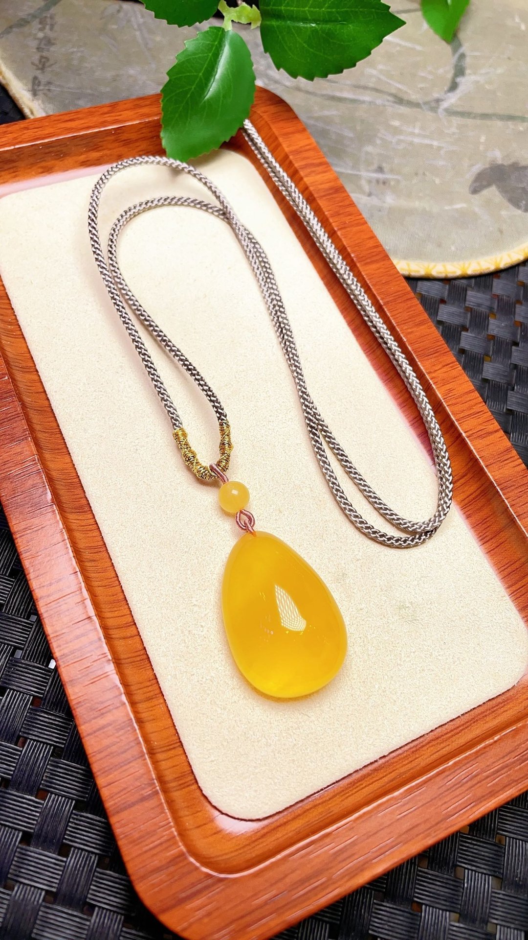原创手工定制天然蜜蜡水滴吊坠 色泽油润 规格32.2×21.7×12.5mm - 吊饰 - 水晶 