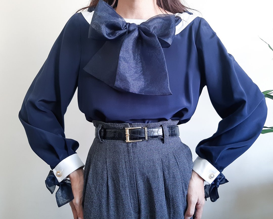 复古 80 年代海军蓝色衬衫 领结领衬衫 垫肩 后背纽扣 - 女装衬衫 - 聚酯纤维 蓝色