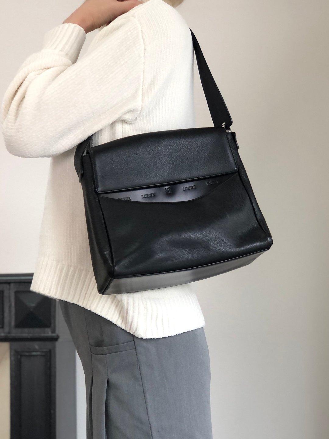 【 日本直送 名牌中古包 】LOEWE 罗威 侧背包 黑色 压印Logo 皮革 vintage 古董 老品 ni55eb - 侧背包/斜挎包 - 真皮 黑色