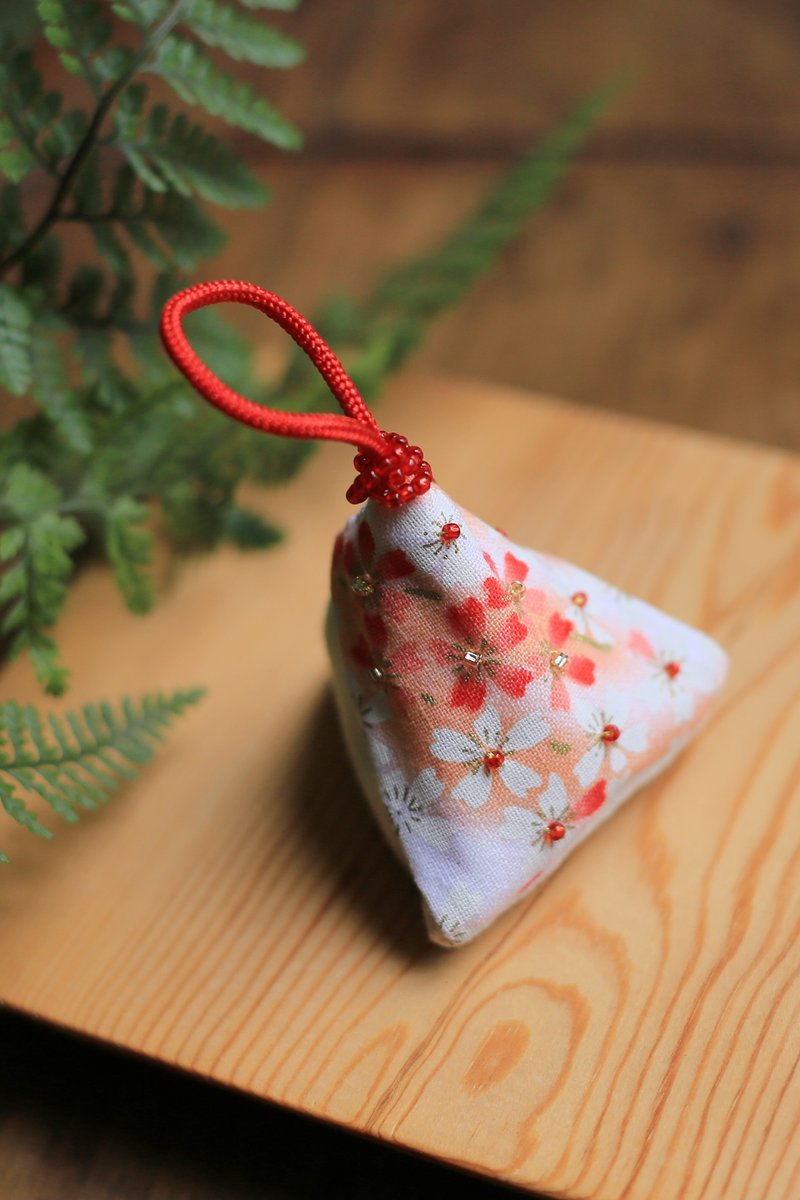 壹染指合香包 | 两用 香囊 香包 | 可打开 | 米珠绣 印花棉布手缝 - 吊饰 - 棉．麻 
