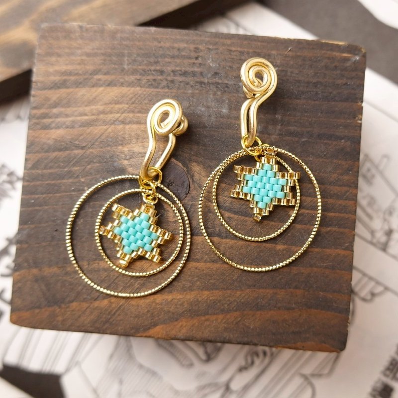 金色交错 无痛耳夹 / 绿星星 - 耳环/耳夹 - 其他金属 