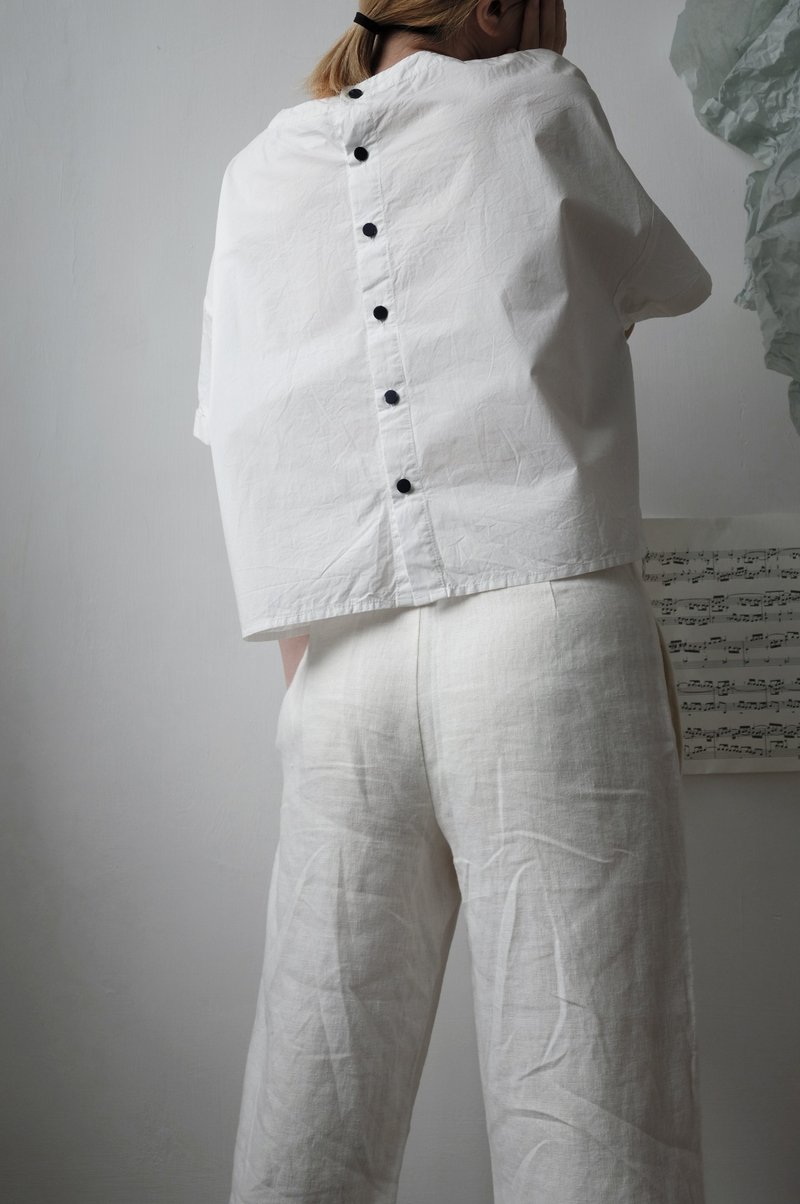 cotton top WHITE 白色拼蓝扣后开襟宽松上衣 - 女装上衣 - 棉．麻 白色