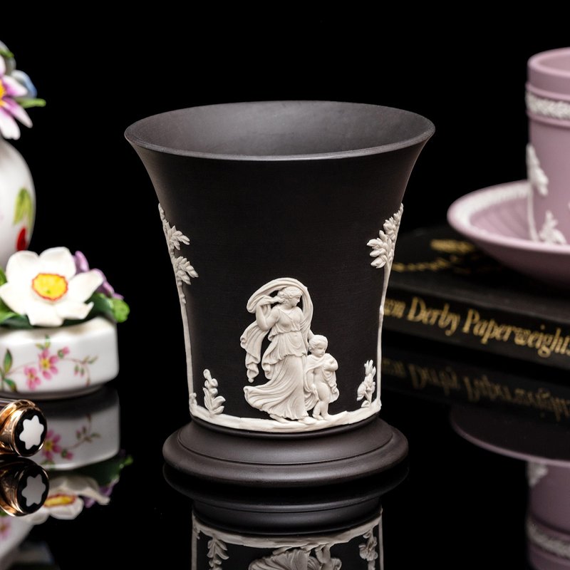 稀有玄武岩 Wedgwood 1968年古典浮雕 黑色神话陶瓷花瓶 - 花瓶/陶器 - 瓷 