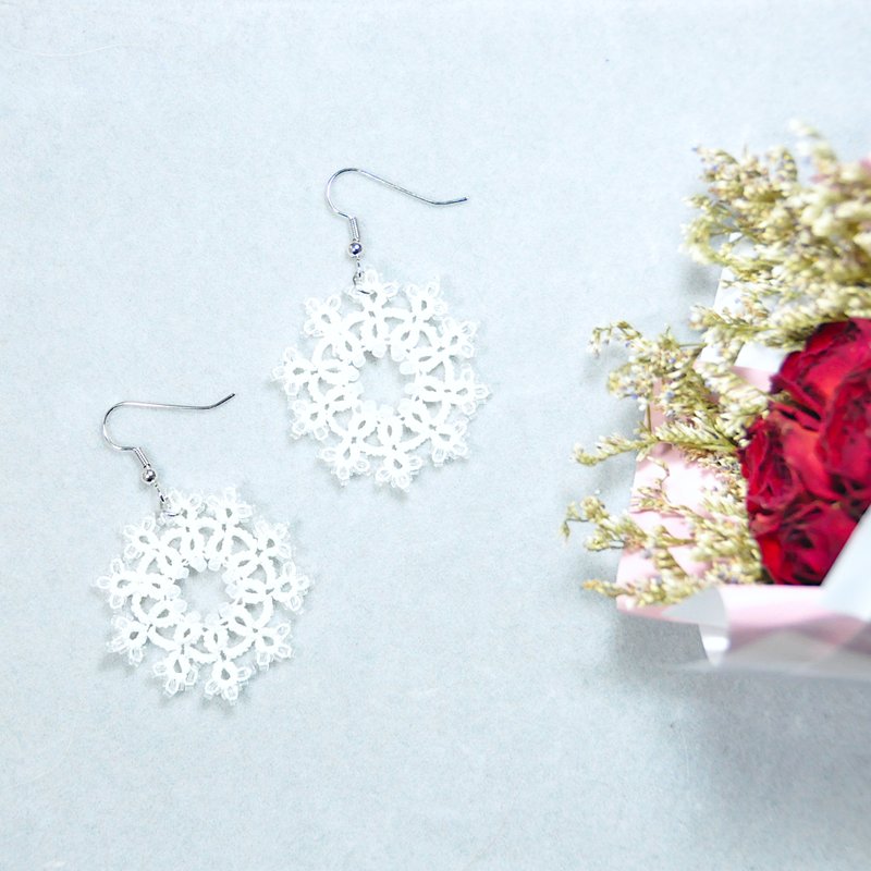 【订制】雪花 耳环 珍珠白 Tatting Snowflake Earrings - 耳环/耳夹 - 绣线 白色
