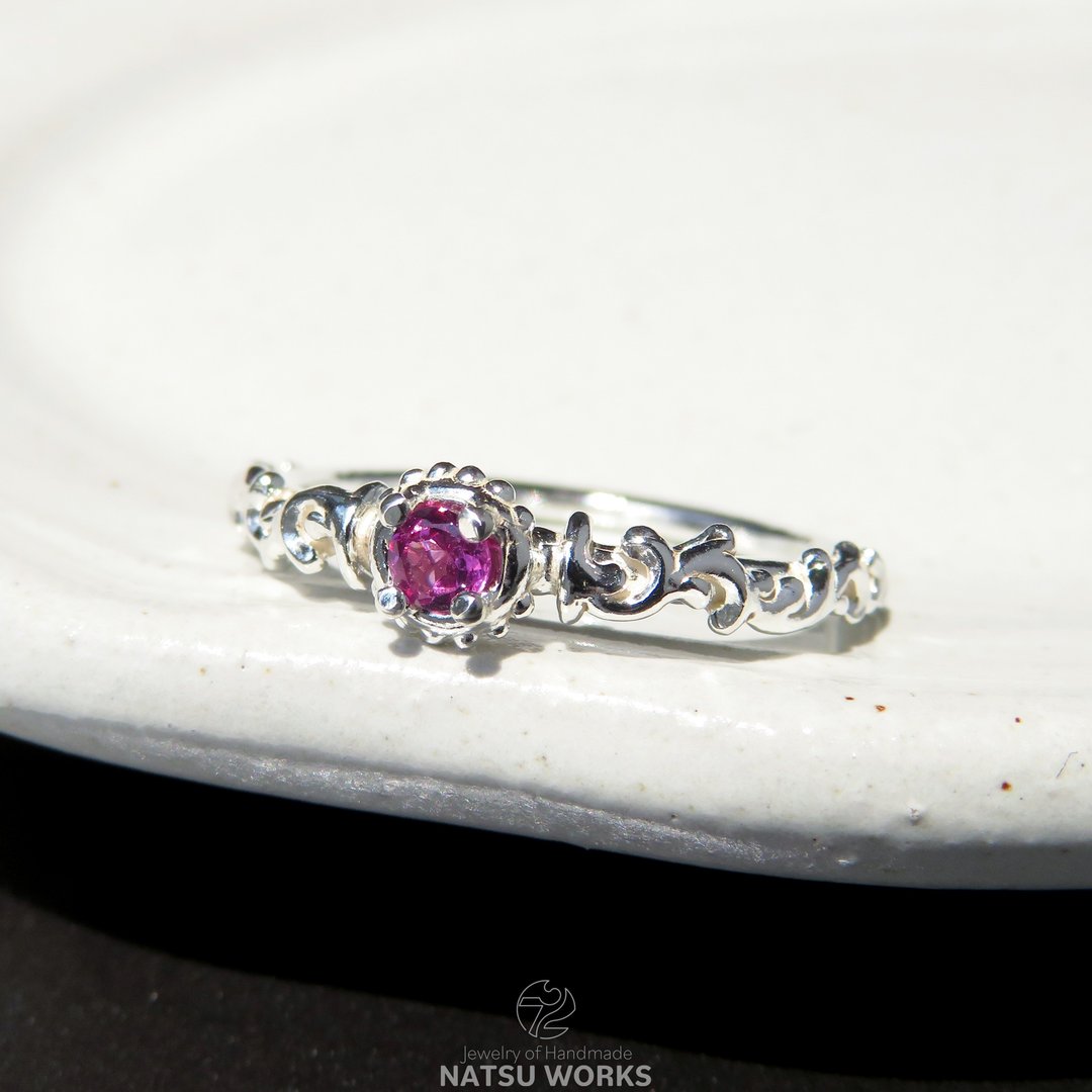 蔷薇石榴石 戒指 / Gem and Botanical Rhodolite Garnet Ring - 戒指 - 宝石 粉红色