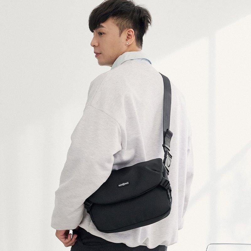 MANDE RHODE - 雾面磁插扣掀盖斜背包 - A5895-1K - 侧背包/斜挎包 - 聚酯纤维 黑色