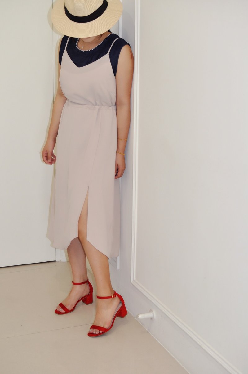 Flat 135 X 台湾设计师 粉肤色细肩带洋装 腰部绑带洋装 宽松 飘逸感 派对穿搭 婚礼穿搭 可以休闲也可以正式 - 洋装/连衣裙 - 聚酯纤维 粉红色