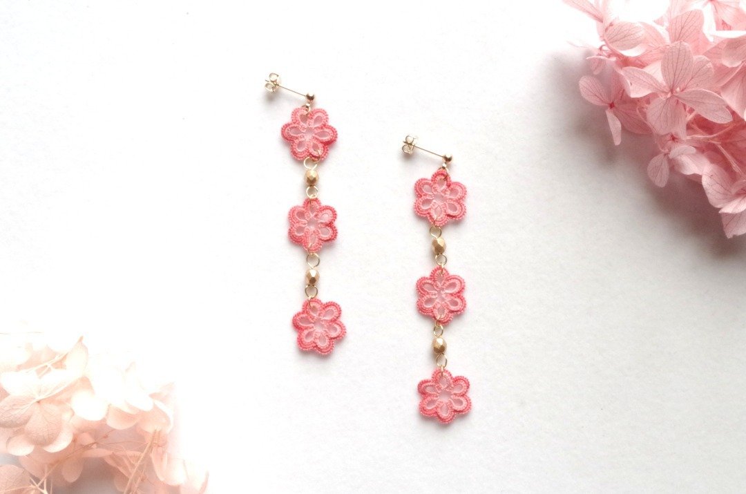 Tatting lace flower and Czech beads earrings Chun-Li - 耳环/耳夹 - 棉 粉红色