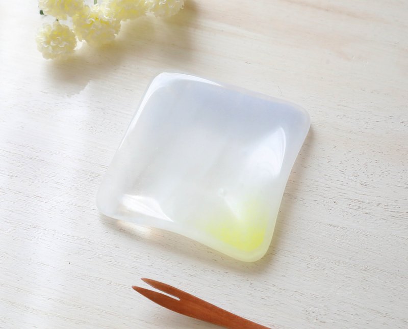 Flowing pattern glass small plate / Satsuki no Kaze - 浅碟/小碟子 - 玻璃 白色