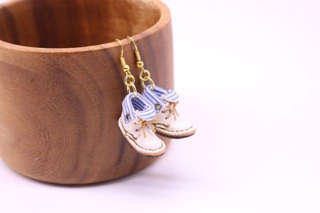 Small leather boots swaying pierced earrings | Snow white lined - 项链 - 真皮 