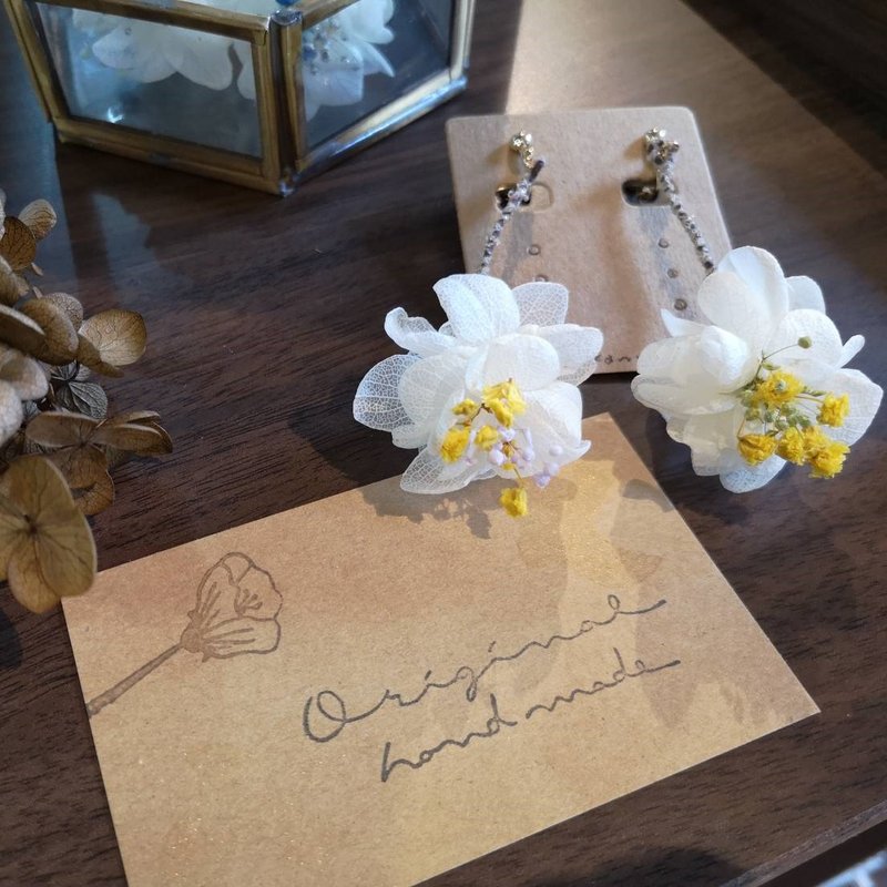 Single flower earrings / earrings with white flowers and yellow Clip-On - 耳环/耳夹 - 植物．花 黄色