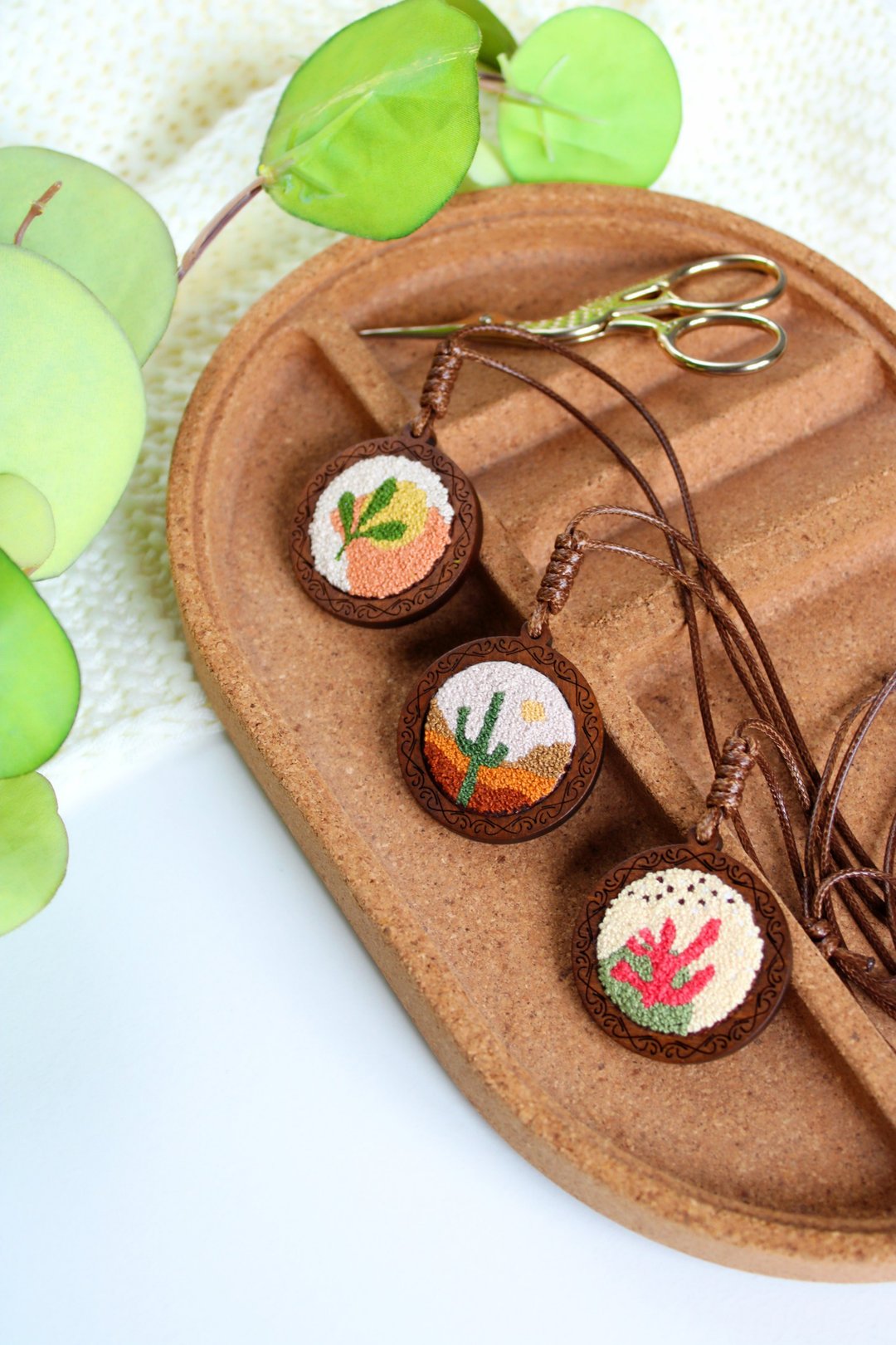 Embroidered pendant necklace, wooden pendant, hand embroidery, boho jewelry - 项链 - 木头 