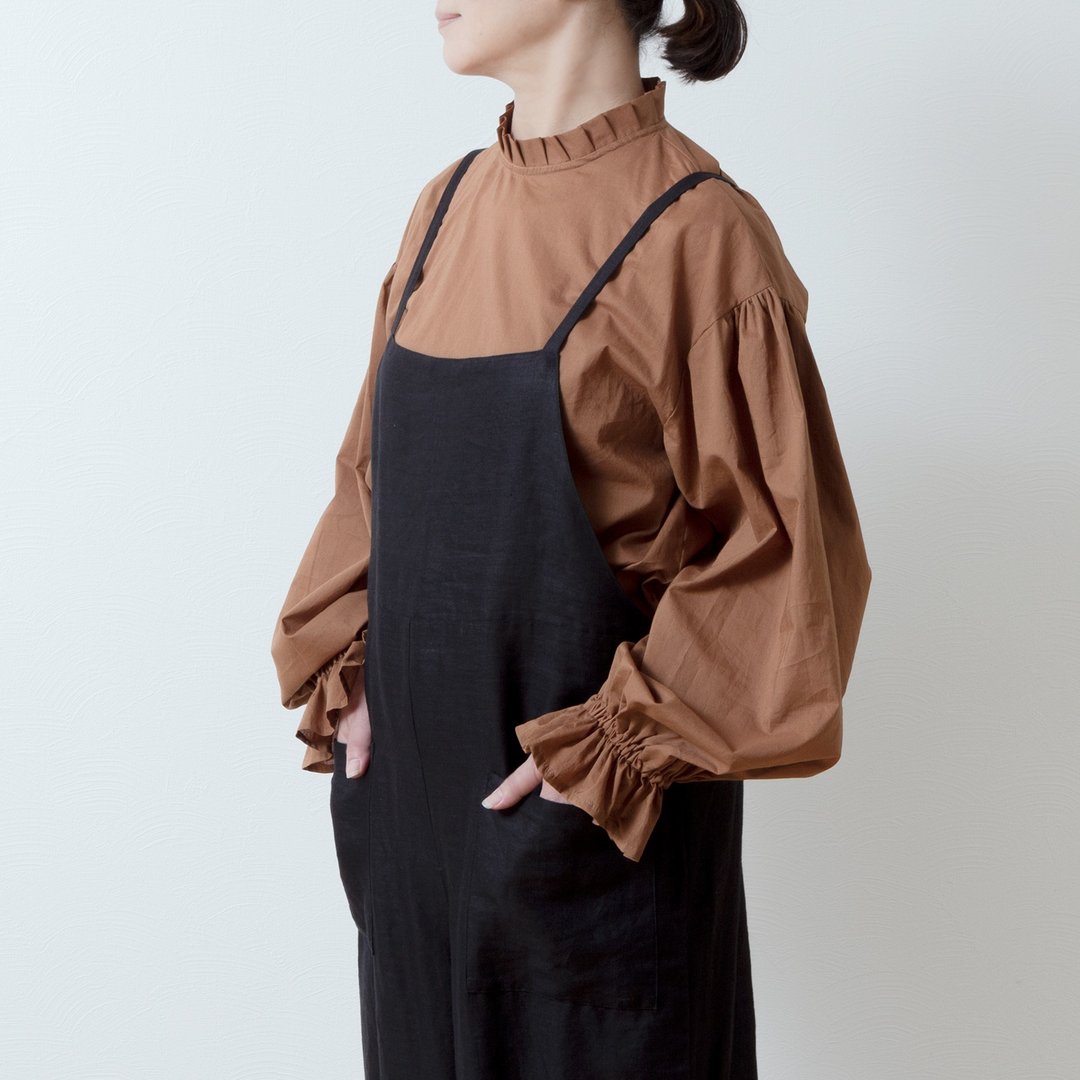 The tuck frilled collar is elegant. Also suitable for ceremonies. Back walnut button gathered sleeve cotton blouse/camel - 女装衬衫 - 棉．麻 咖啡色