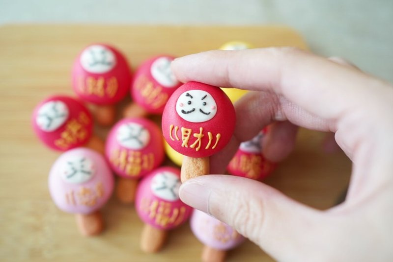 仿真马林糖达摩祈愿小物|手工仿真黏土|可爱系祝福饰品 - 徽章/别针 - 粘土 卡其色