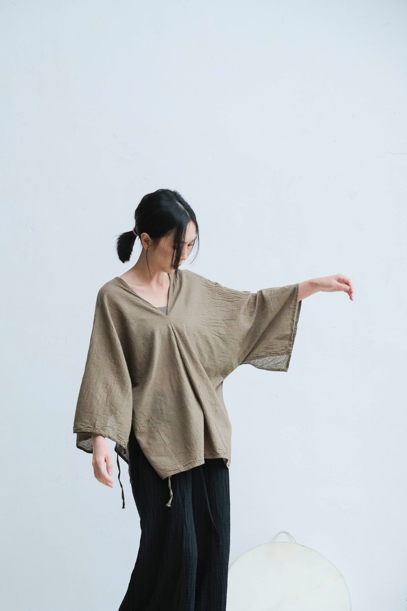 前后V领侧绑带上衣 / 慕斯布 茶褐 - 女装上衣 - 棉．麻 卡其色