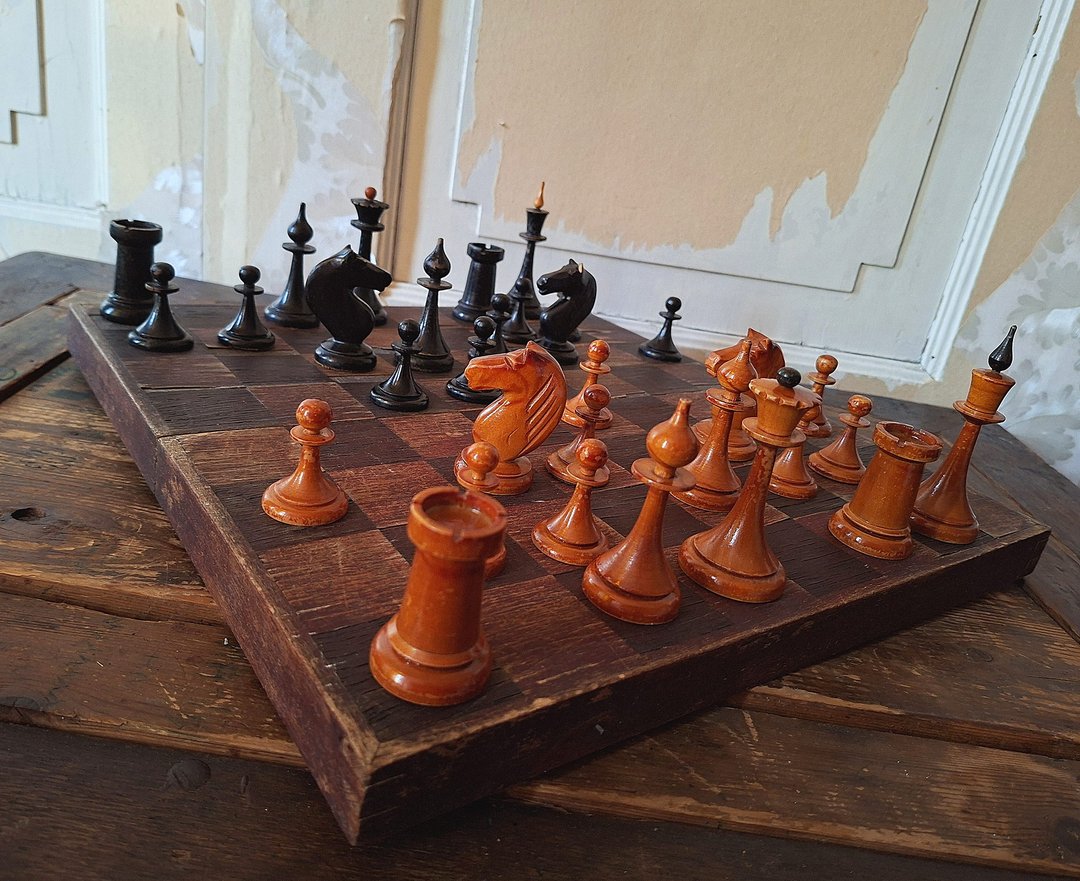 红黑摩尔多瓦俄罗斯象棋组 — 1953 年制造的旧苏联象棋游戏 - 桌游/玩具 - 木头 