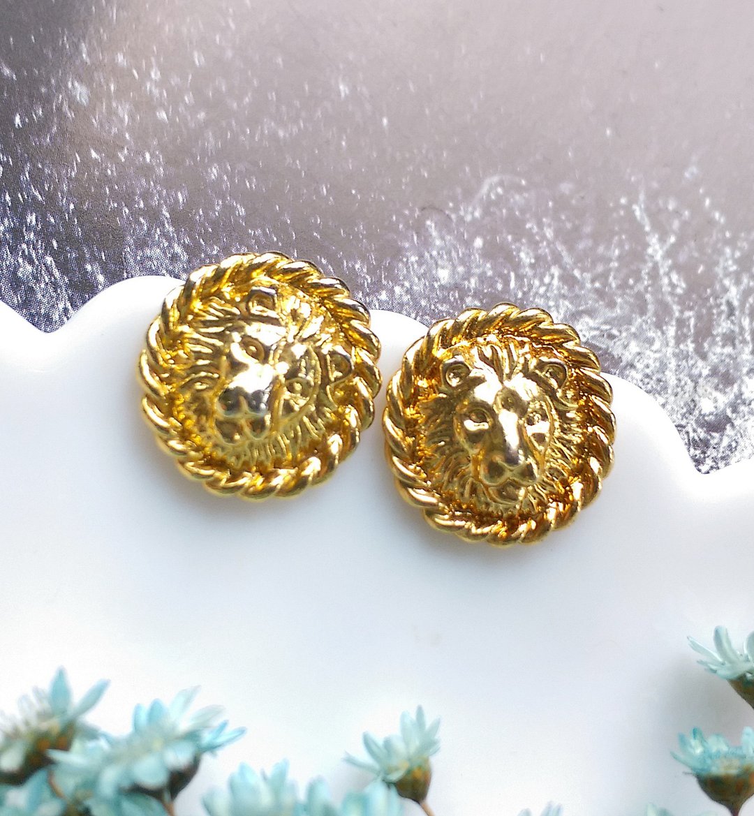 【西洋古董饰品 】ANNE KLEIN 小巧 贴耳 小狮头  针式耳环 - 耳环/耳夹 - 其他金属 金色