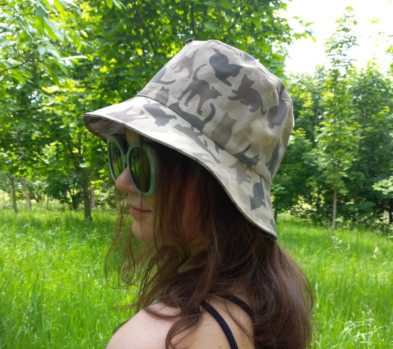 Cotton bucket hat with animalistic camouflage print. Summer sun hat. - 帽子 - 棉 卡其色
