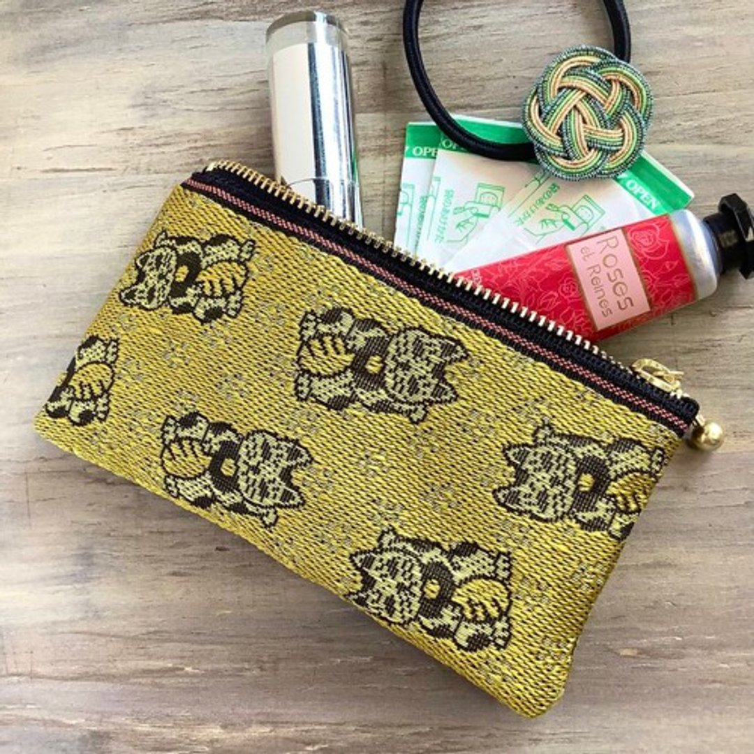 Made with tatami edges Mini pouch with beckoning cat pattern - 化妆包/杂物包 - 其他材质 金色