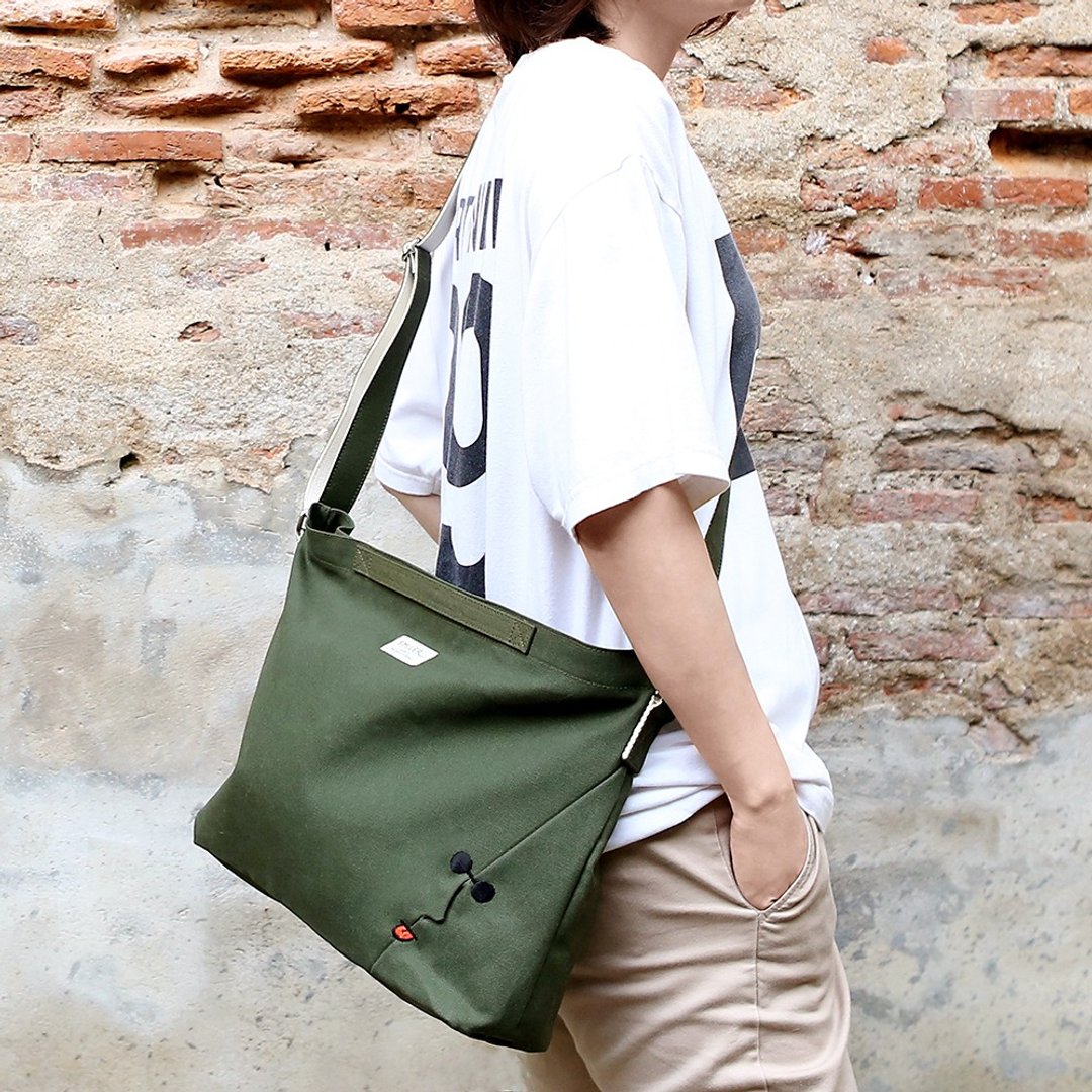 Mr. Green - 2Way Canvas Bag - 侧背包/斜挎包 - 其他材质 绿色