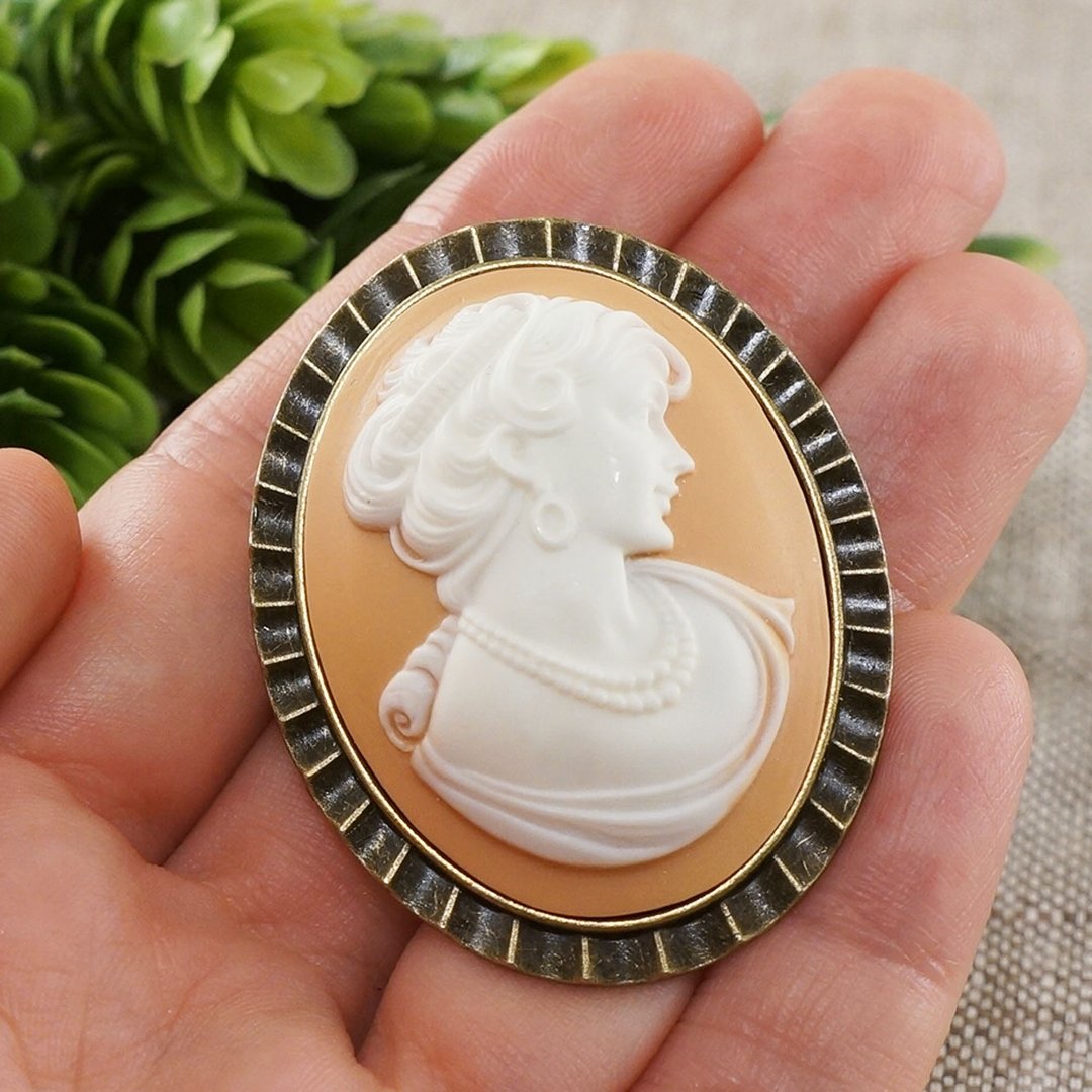 Lady Girl Cameo Brooch Pin White Powder Pink Victorian Brooch Woman Jewelry Gift - 胸针 - 其他材质 白色