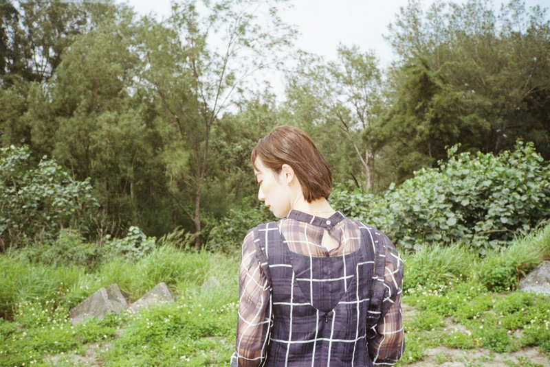 天丝棉深蓝格小立领泡泡袖上衣 - 女装上衣 - 棉．麻 蓝色