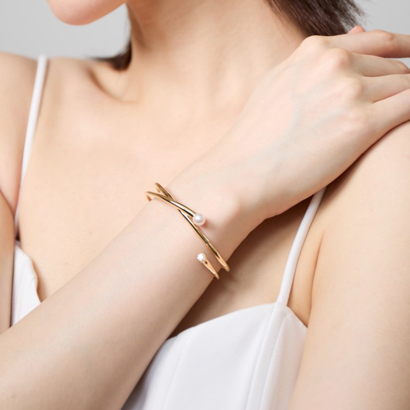 俐落缠绕珍珠手环 925银厚镀18K金 Intrepide Pearl Bangle - 手链/手环 - 珍珠 金色