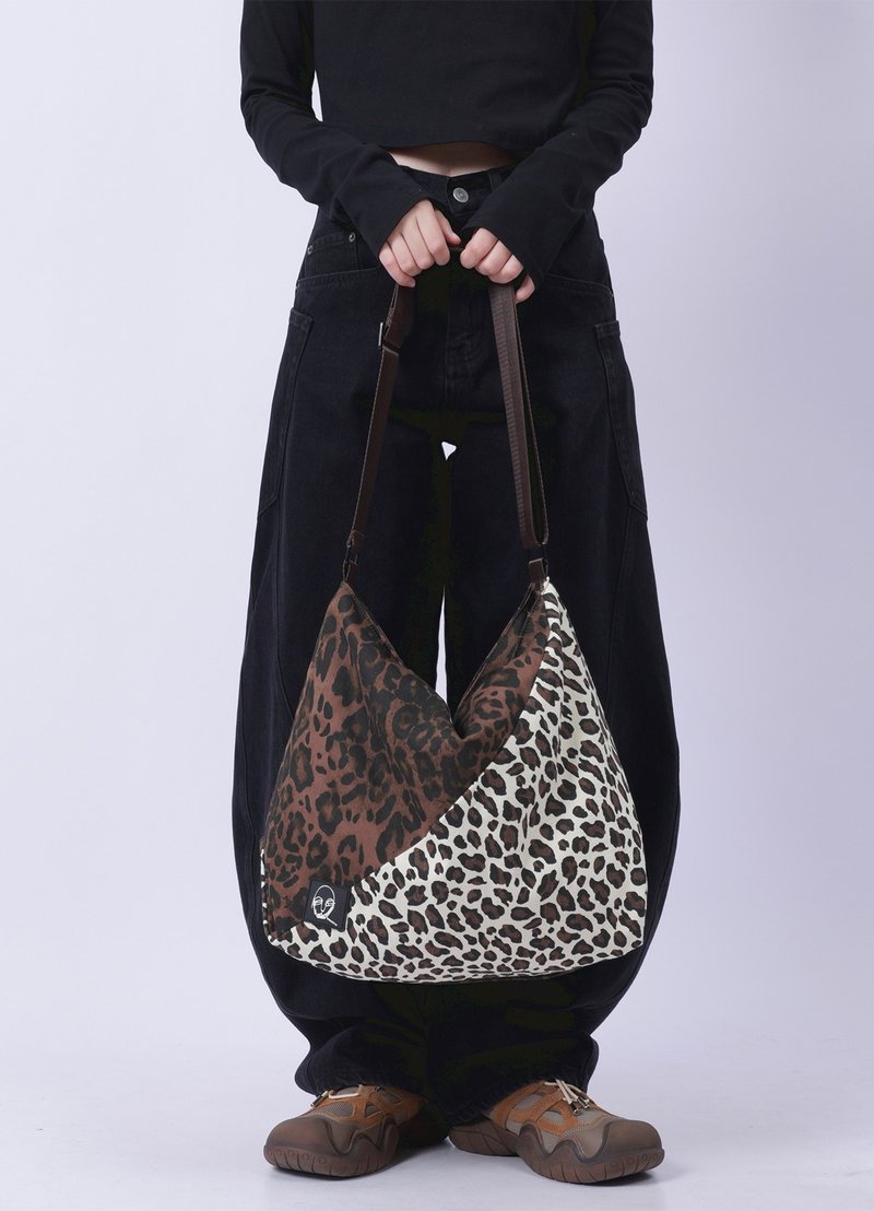 新款日式街头原创休闲豹纹女士单肩斜挎通勤布包高级感实用大容量 - 侧背包/斜挎包 - 棉．麻 