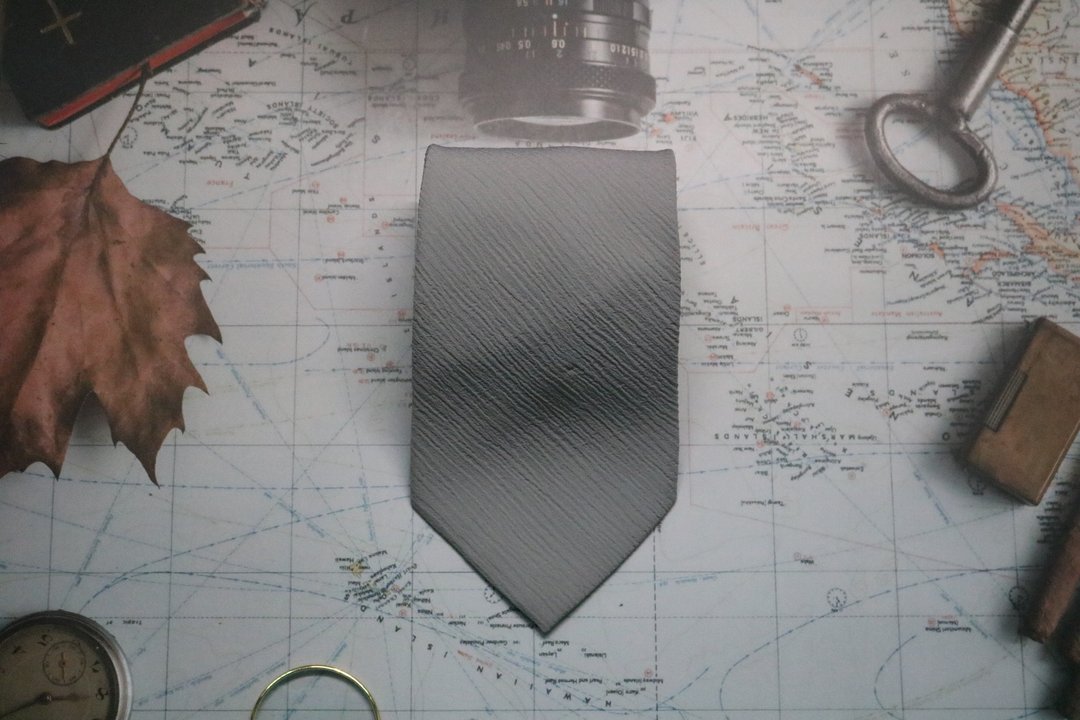 素色暗纹浅灰色真丝领带/商务男necktie - 领带/领带夹 - 丝．绢 灰色