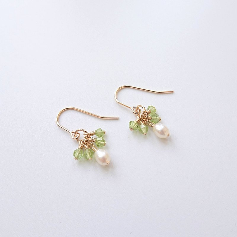 米粒淡水珍珠 迷你橄榄石 果实串 14K GF 包金耳环 - 耳环/耳夹 - 宝石 白色