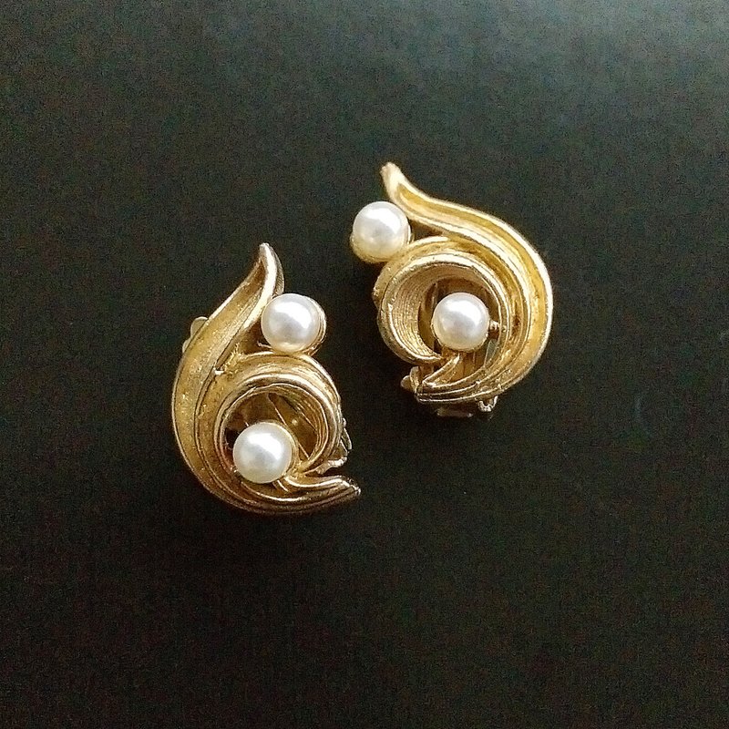Vintage Jewelry 西洋古董饰品 LISNER 对称 仿珠卷叶 夹式耳环 - 耳环/耳夹 - 其他金属 金色