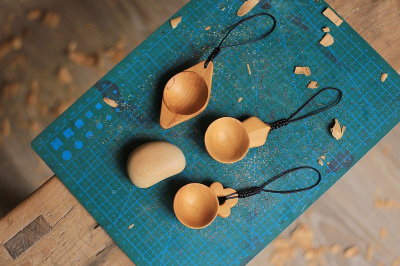 壹染指原创设计 全手工雕刻制作 | 老柏木 勺子吊饰 文玩手把件 - 吊饰 - 植物．花 