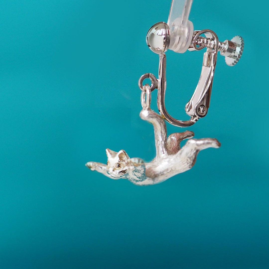 Jumping white cat Clip-On one ear - 耳环/耳夹 - 纯银 银色