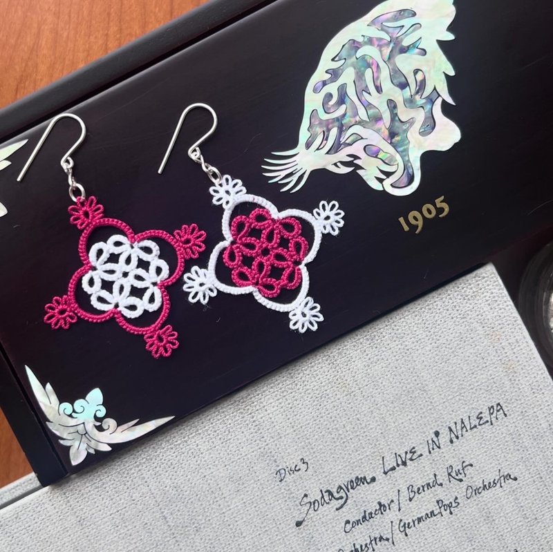 │Littlemoliu│手工梭编 - 拼色海棠花图案耳环 - 酒红 + 白 - 耳环/耳夹 - 绣线 多色