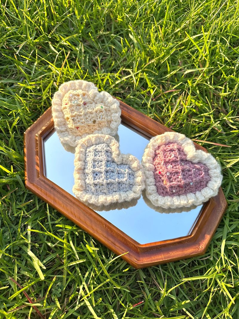 手工编织华夫格爱心枕吊饰 - 吊饰 - 其他材质 多色