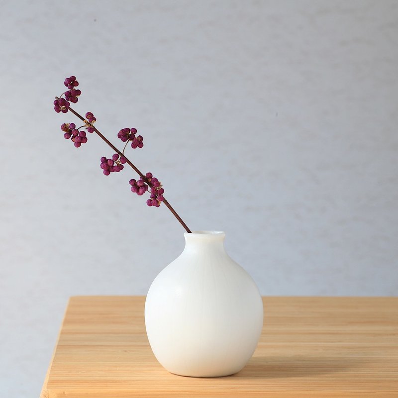 Small white pottery flower vase - 花瓶/陶器 - 瓷 白色