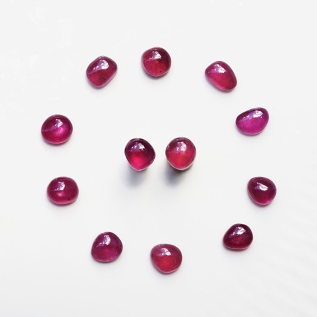 Ruby Cabochon Stud Earrings Rosanna - 耳环/耳夹 - 宝石 红色