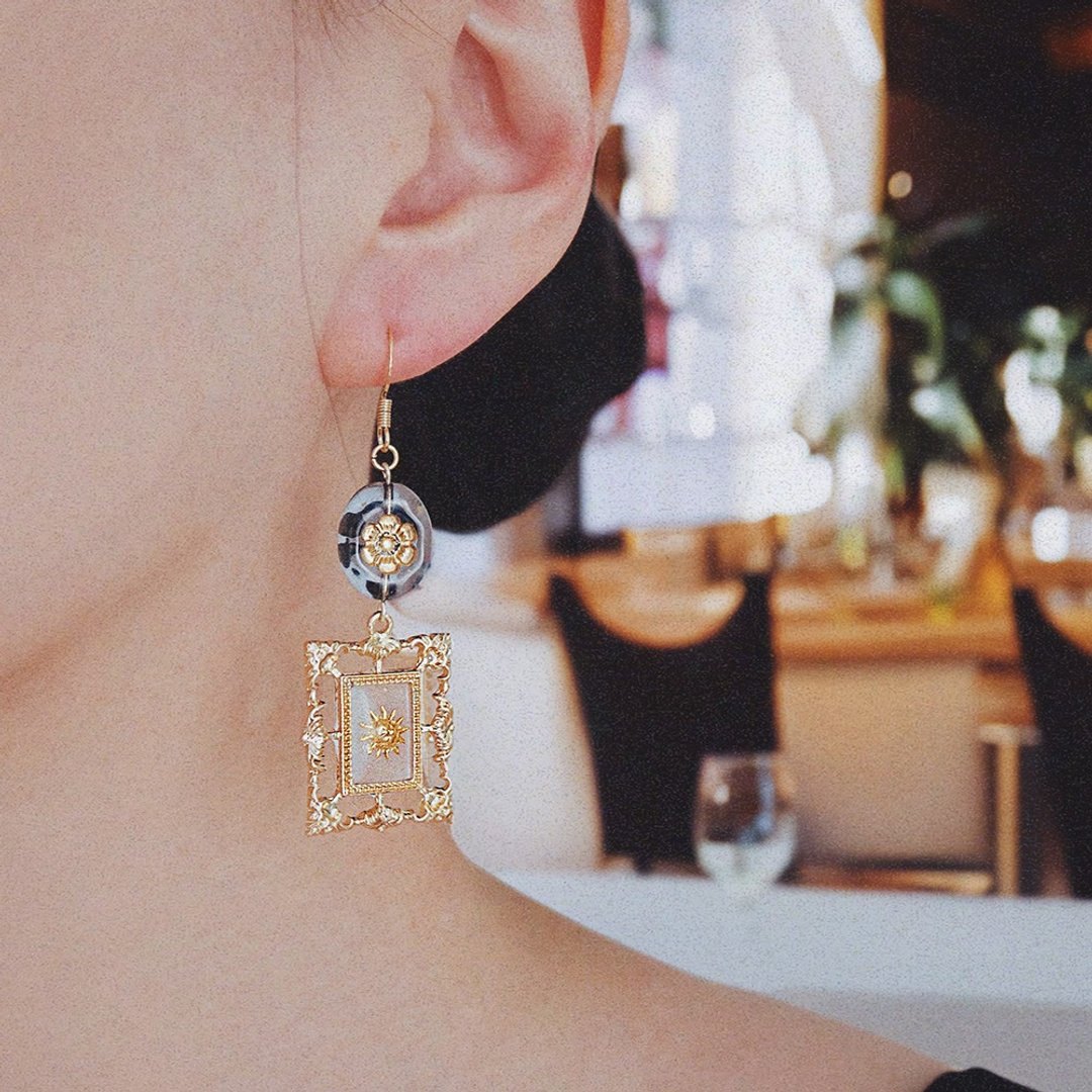 耳环 | Lapis Flower Glass 蓝花琉璃 - 耳环/耳夹 - 树脂 蓝色