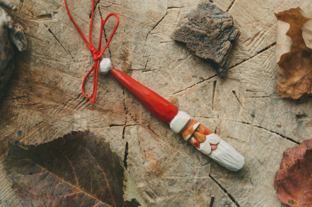 Wood carved santa ornament or rustic xmas tree decor, xmas gift for family - 玩偶/公仔 - 木头 红色