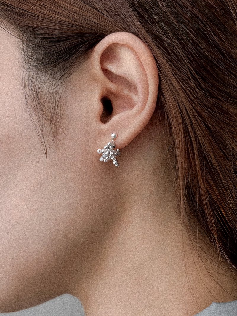 Coral Petite Earring Grey (925 Silver) - 耳环/耳夹 - 其他金属 灰色