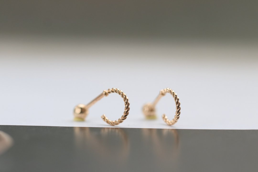 14K  C型花卷锁珠耳环 (单个)耳骨 耳窝 不退色 - 耳环/耳夹 - 贵金属 金色