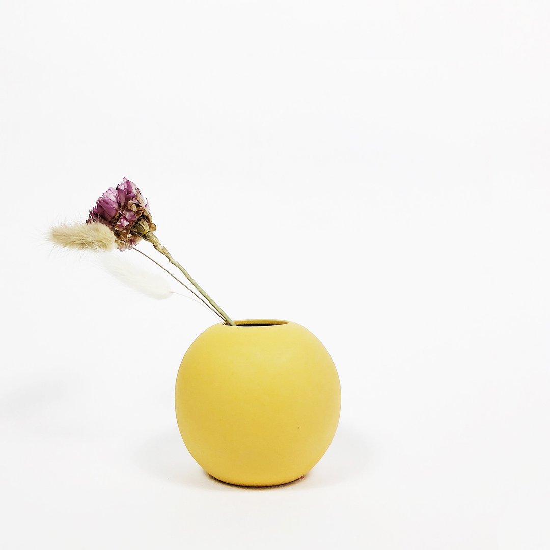 小号简约北欧彩色手工圆形磨砂花器 - 蛋黄 - 花瓶/陶器 - 瓷 黄色