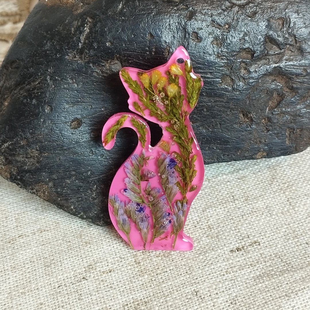 粉色猫胸针。野花猫徽章。手工制作的树脂别针。猫爱好者的礼物 - 胸针 - 树脂 粉红色