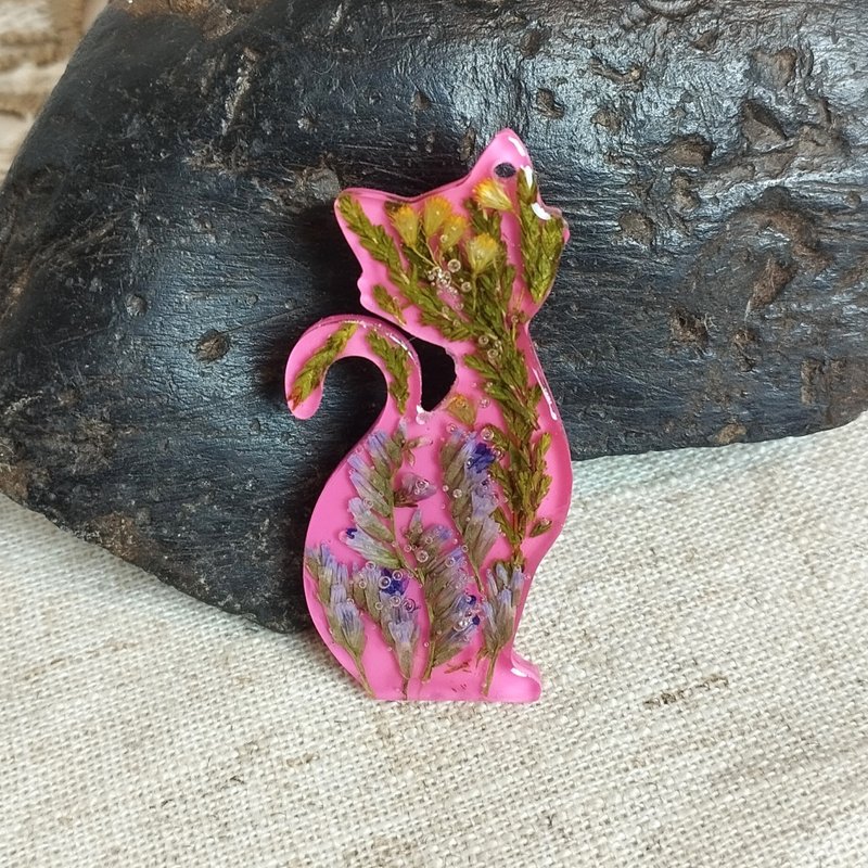 粉色猫胸针。野花猫徽章。手工制作的树脂别针。猫爱好者的礼物 - 胸针 - 树脂 粉红色