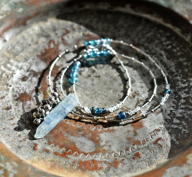 冰柱型蓝晶石与饱满的印度银铃、蓝绿玛瑙、靛蓝色珠子与赫基默钻石、细致管状银珠的纤细项链 - 项链 - 其他金属 银色